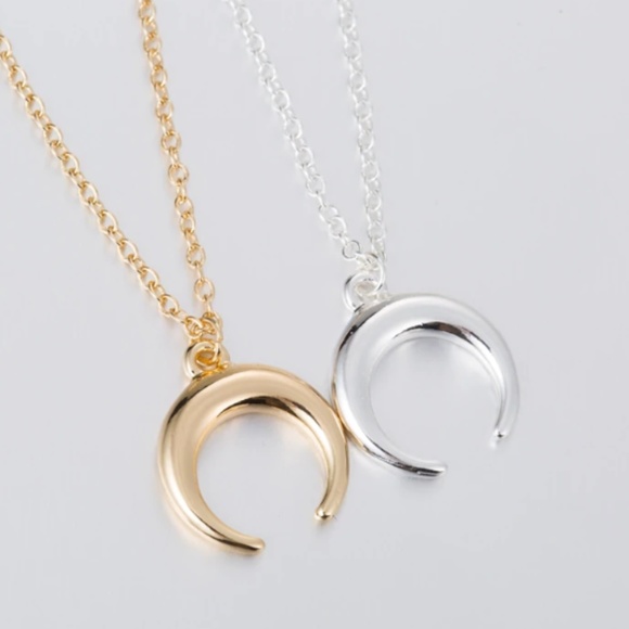 ❤️ 3/$30 Dainty Crescent Horn Necklace - Picture 2 of 7